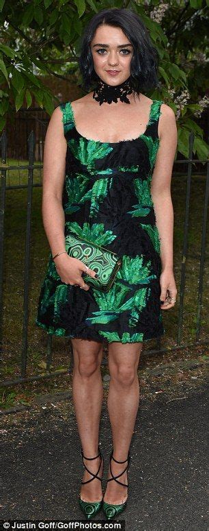 Game Of Thrones Maisie Williams Debuts A New Choppy Black Dye Job