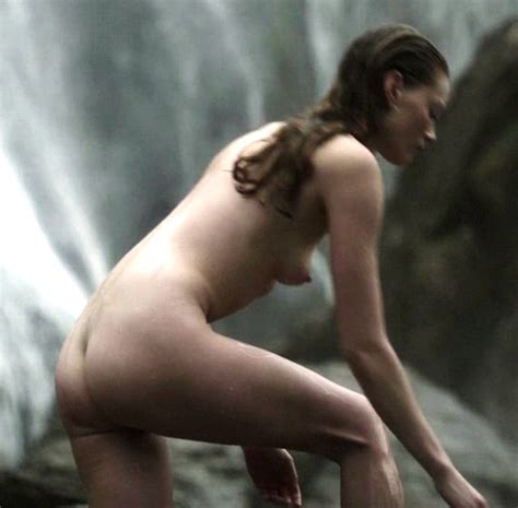 Alyssa Sutherland Desnuda En Vikingos