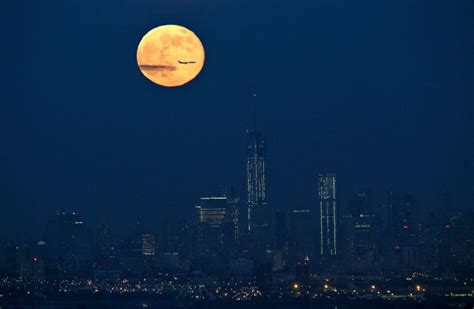 Supermoon Looms Large The Years Biggest Full Moon Rises