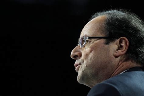 F Hollande kreipėsi į tautą turime išlikti budrūs DELFI