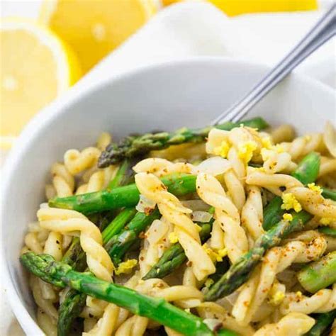 Pasta mit Spargel in Zitronensauce