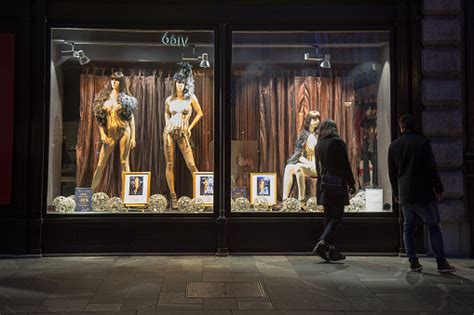 storefront window display sexy lingerie by night stockfoto und mehr bilder von attraktive frau