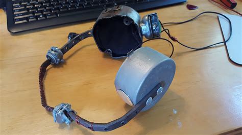 The worst headphones ever made : r/DiWHY