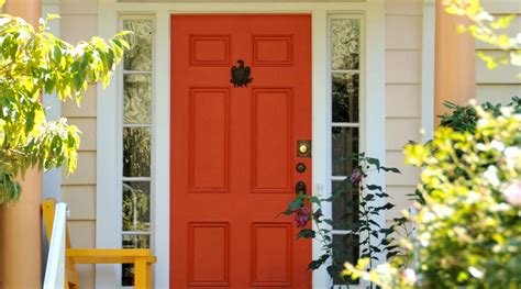 Mulai dari cat kayu vernis dan plitur. 7 Inspirasi Warna Cat Pintu Rumah Tercantik yang Bisa Ditiru