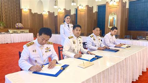 พิธีลงนามถวายพระพร เมื่อวันที่ 3 มิถุนายน 2563 นายพุทธิพงษ์ ปุณณกันต์ รัฐมนตรีว่าการกระทรวงดิจิทัลเพื่อเศรษฐกิจและสังคม (mdes) พร้อมด้วย นางสาวอ. อดีตทษช. ลงนามถวายพระพร ในหลวง-ราชินี เนื่องในวันขึ้นปี ...