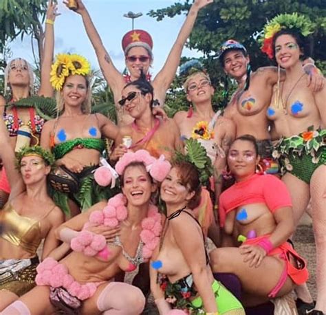 Atriz Samara Felippo Aparece De Topless No Carnaval De Olinda Jornal