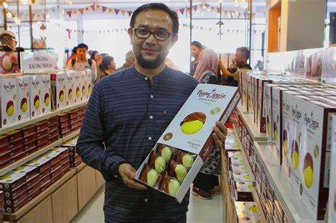 Kukus ke dalam kukusan yang telah dipanaskan. Menikmati Cita Rasa Bakpia Kukus Tugu Jogja yang Enak dan ...