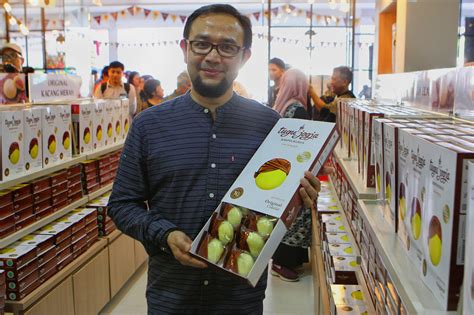 Aduk dan masak dengan api kompor kecil. Menikmati Cita Rasa Bakpia Kukus Tugu Jogja yang Enak dan ...