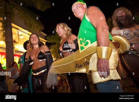 Personas Disfrazadas Durante La Fantasy Fest Desfile De Halloween En Key West Florida