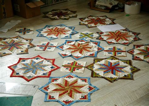 Yesterday morning, over breakfast, i drew up a block and figured out some measurements. журавлик: Анонс-))) | Log cabin quilts, Quilts ...