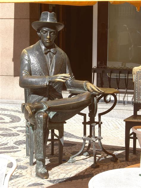 Estátua De Fernando Pessoa Junto Ao Café A Brasileira No Chiado Rbrasil