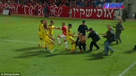 Referee Sends Off Maccabi Tel Aviv Star Eran Zahavi After He Kicks Out
