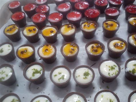 Depois comece rasgando o copinho descartável devagar até que o chocolate se solte. Copinhos de Chocolate com Mousses no Elo7 | Chocolate ...