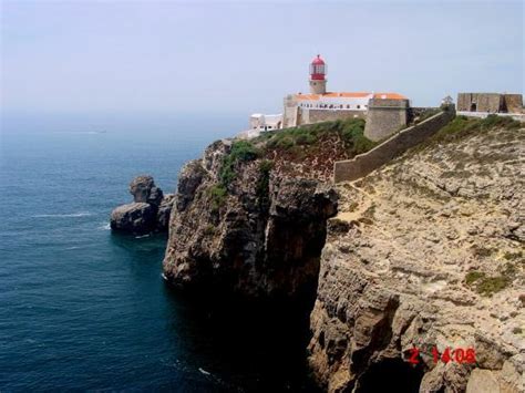 Innerhalb dieser festungsanlage liegt ein erst 1928 freigelegter, berühmter steinkreis, dessen alter und. Curiosidades da História: Fortaleza de Sagres palco das ...
