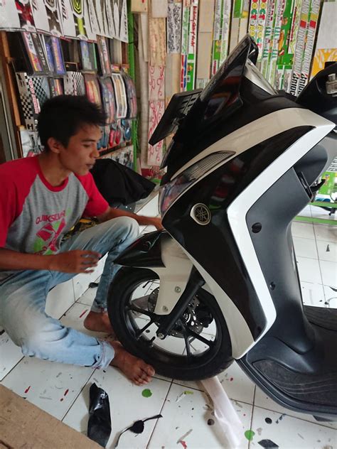Gimana friends tampilan yamaha lexi ini?? Modifikasi Yamaha Lexi Menggunakan Velg Aerox + Minor ...