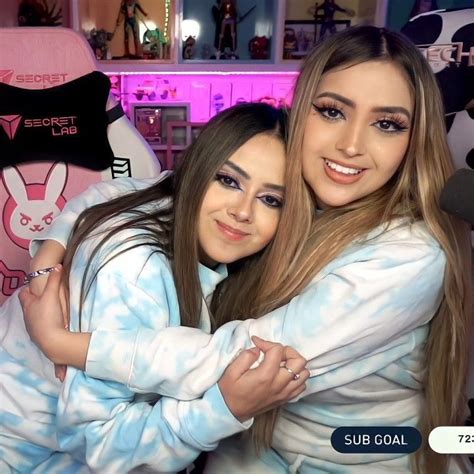 Ari Y Ama Chicas Gamers Chiste De Novios Imágenes Para Conquistar