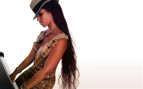 alicia keys with piano - Google zoeken | Alicia keys hairstyles, Alicia