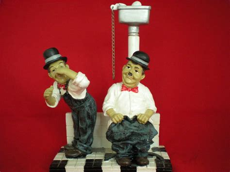 Stan Laurel En Oliver Hardy Op Het Toilet Polystone Catawiki