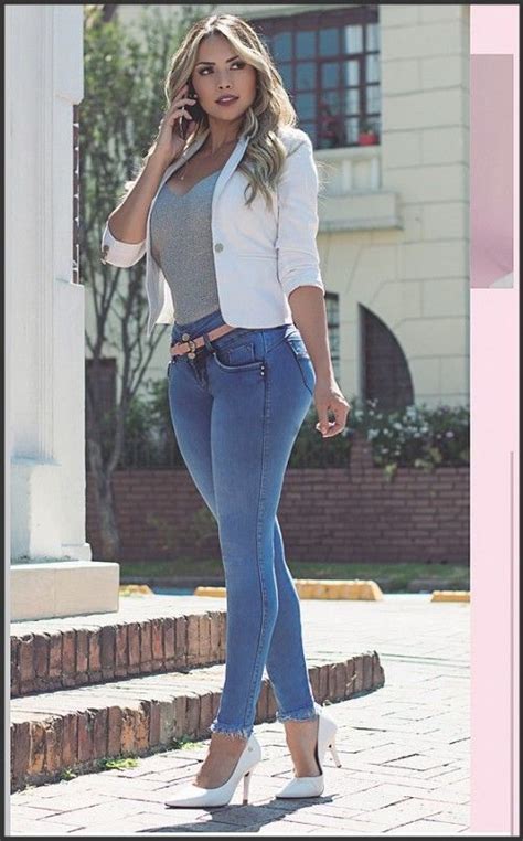 Una Belleza De Chica Jeans De Moda Ropa De Moda Moda Para Mujer