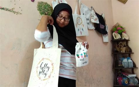 Tas ini dapat dilampirkan pada kait pada rangka kereta dorong greentom anda untuk. Paling Keren 13+ Lukisan Bunga Raya Tanpa Warna - Gambar ...
