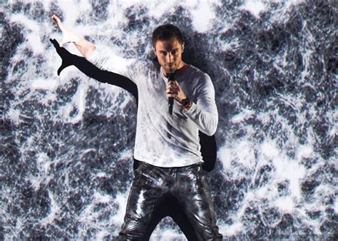 Live performance in the grand final of heroes by måns zelmerlöw representing sweden at the 2015 eurovision song contest. Mans Zelmerlöw ganador del Festival de Eurovision 2015 con ...