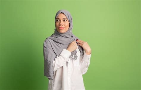 Perempuan identik sebagai makhluk yang emosional dan baperan. Korelasi Satrul Aurat bagi Kalangan Perempuan - Pesantren.ID