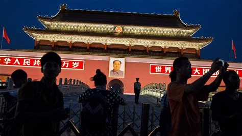 Tiananmen square is oriented north to south, with the forbidden city occupying the northern end. Sécurité renforcée pour les 25 ans de la répression de ...