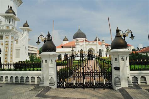 Uber is discussing changing its policies requiring employees to come to the office most days of the week. Moschee Kapitan Keling, Georgetown, Penang-Insel, Malaysia ...
