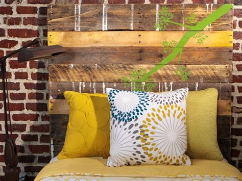 How to make a fabric headboard. Repurpose a Pallet and Turn It Into a Headboard | how-tos | DIY