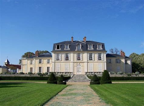 Château Aubert Au Chesnay Yvelines France En Arrière Plan à Gauche
