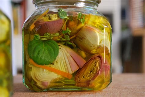 I carciofini sott'olio sono una conserva molto saporita e facile da preparare che si può servire come antipasto, contorno o stuzzichino durante un buffet. La cucina alchemica di Yaya: I miei carciofini sott'olio