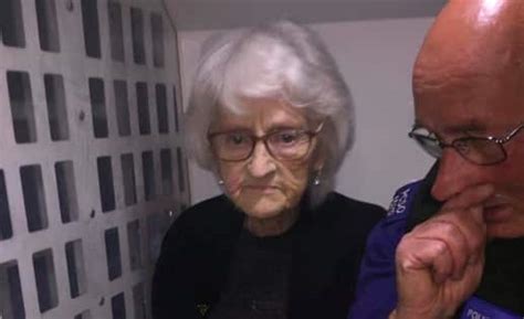 Une Mamie De 93 Ans Arrêtée Par La Police Pour Une Raison étrange