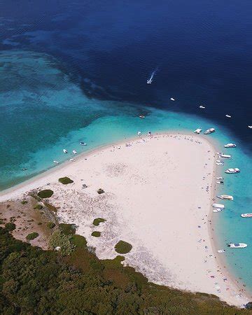 Let happy moments pass under the glittering mediterranean sun, brushing off olive tree hill slopes, crystalline beaches, and tranquil coves. Marathonisi (Turtle Island) (Zakynthos) - 2019 Alles wat u ...