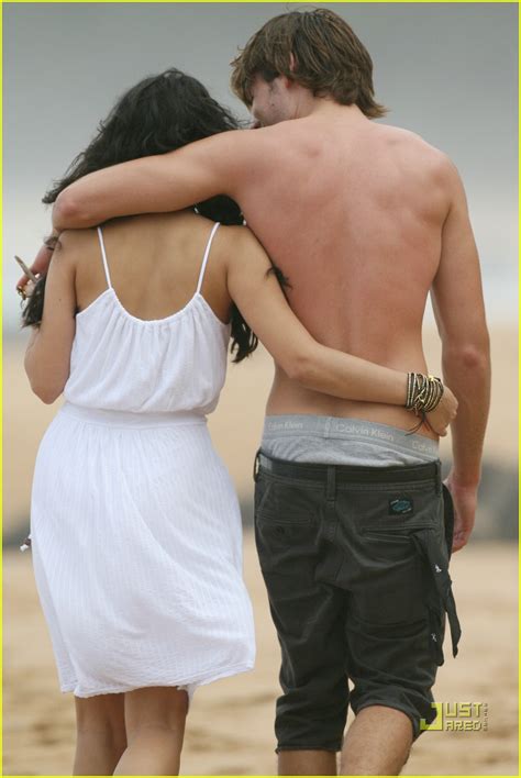 Zac And Vanessas Hawaii Wedding Photo 1507591 Shirtless Vanessa Hudgens Zac Efron Photos