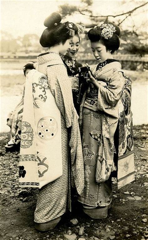 three maiko girls with a camera 1920s maiko hatsuko holding a camera while two other maiko