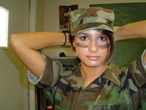 Pernahkah Kau Lihat Tentara Wanita Hot Dan Sexy Seperti Ini Aneh