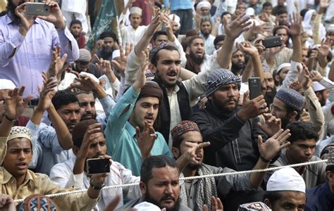 hardline islamists in pakistan call for death of judges who overturned christian woman s death