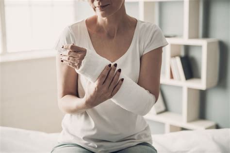 fracture du bras symptômes diagnostic traitement top santé
