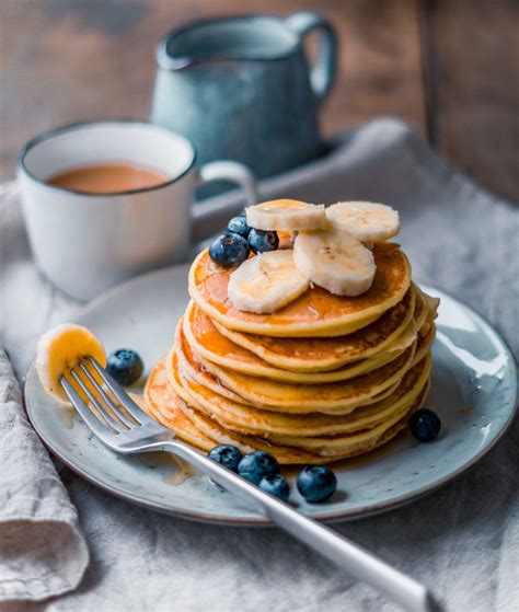 Ein gesundes muffin rezept für alle, die gerne. Fluffige Buttermilch #Pancakes mit Ahorn Sirup und Bananen ...