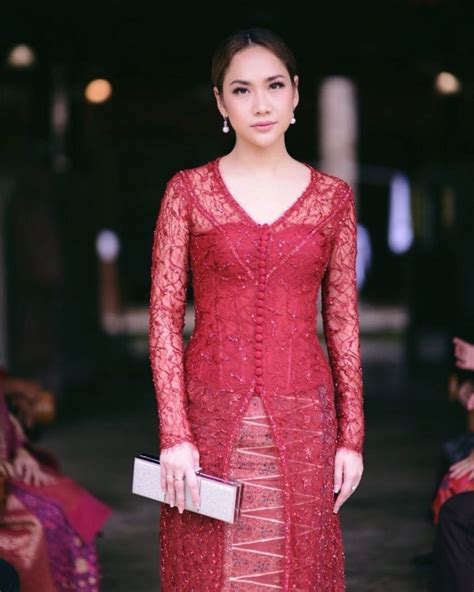 √ 30 Model Kebaya Merah Maroon Inspirasi Terbaik 2020