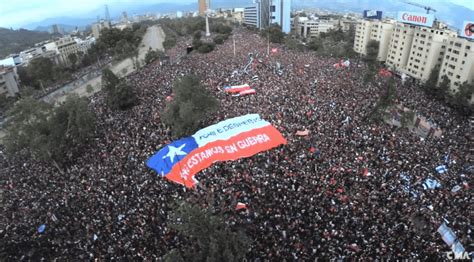 más de un millón de personas participan en la “marcha más grande de chile” desinformémonos
