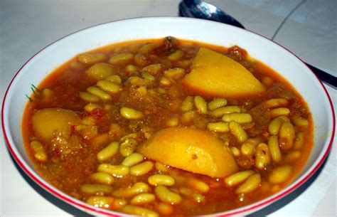 En tunisie, la bsissa est un mélange de farine de blé ou d'orge, avec de la farine de pois chiche et des épices. Flageolet au boeuf en sauce"loubia grini" - http://www ...