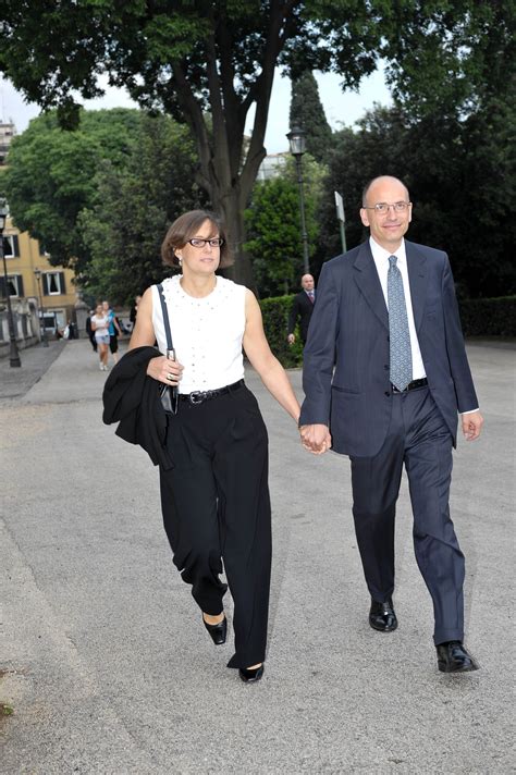Si chiama gianna fregonara ed è la seconda moglie di letta nonché madre dei suoi 3 figli, giacomo, lorenzo e francesco. Vi racconto la "Gina", candidata "First sciura ...