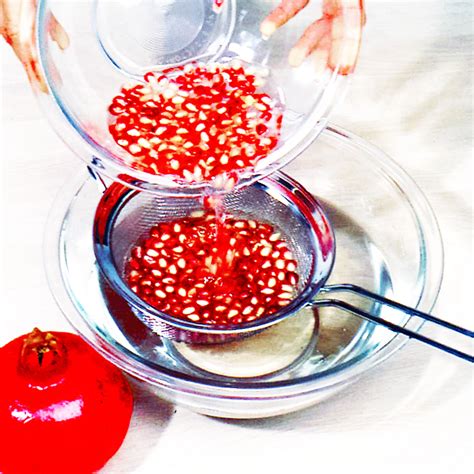 What is the proper way to eat a pomegranate? Health Benefits of Pomegranate - Eating Pomegranate Seeds ...