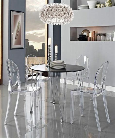 chaise transparente, la chaise ghost de philippe starck, table noire