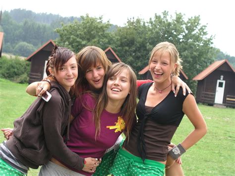 Paní zahrádková (tereza voříšková) s manželem (vojta kotek) idealisticky chtějí, aby společnými silami dům zachránili. Tereza Ramba fotka
