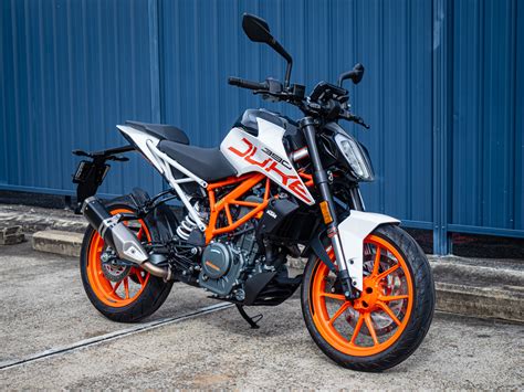 This modified ktm duke 390 'chappie' takes inspiration from the chappie droid. KTM 390 Duke 2018 - White ⋆ Motorcycles R Us