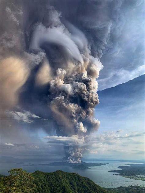Hundreds of thousands of people are expected to be affected. Philippines: Volcano near Manila spews giant ash column ...