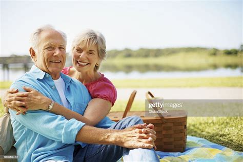 Heureux Couple Dâge Mûr À Profiter De Leurs Vacances Photo Getty Images