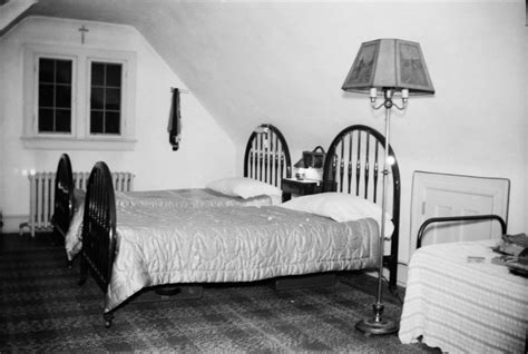 Cool Photos Show What Bedrooms Looked Like In The 1940s ~ Vintage Everyday
